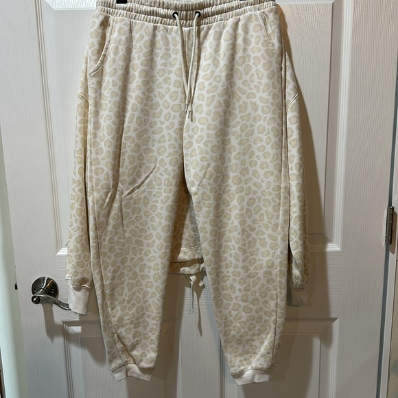 Old Navy Cream Patterned Jumpsuit - Picture 5 of 8